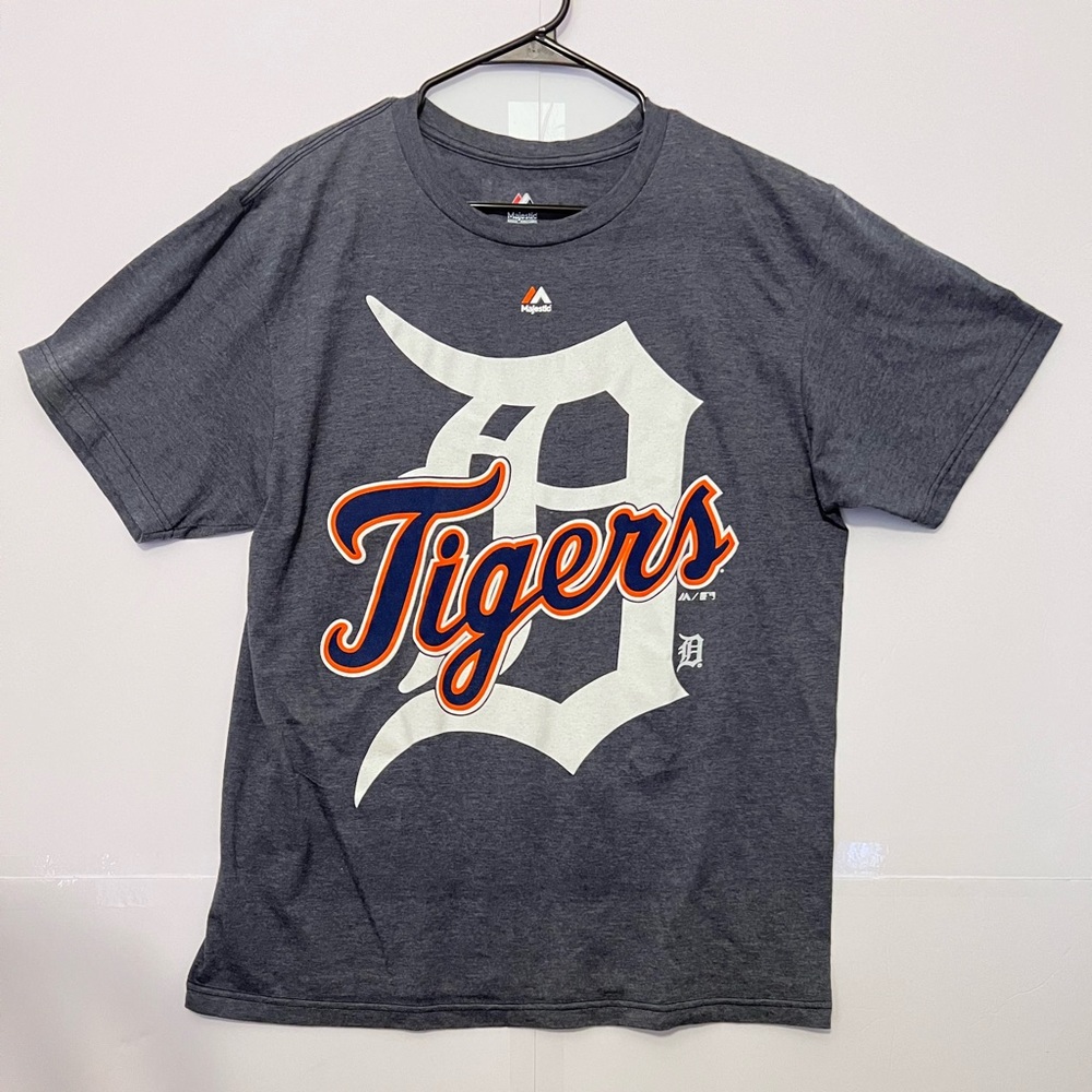 Majestic Tiger T shirt for men size Large
